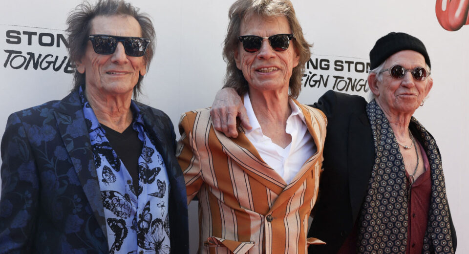 Três integrantes originais dos Rollings Stones posam para a foto