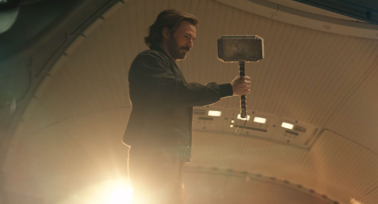 Capitão América Segurando o martelo mágico do Thor.