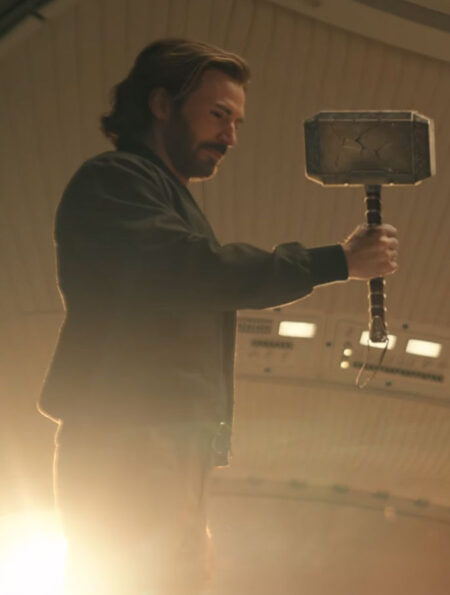 Capitão América Segurando o martelo mágico do Thor.