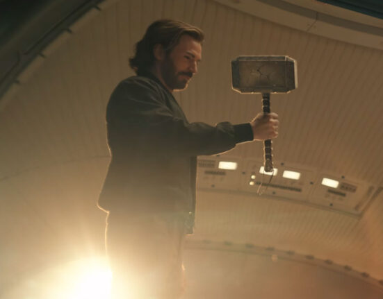 Capitão América Segurando o martelo mágico do Thor.