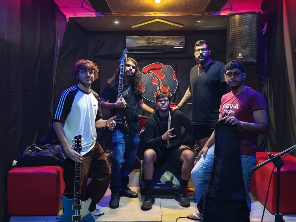 A banda Karmezin se apresenta ao vivo, transmitindo emoção por meio de sua música.