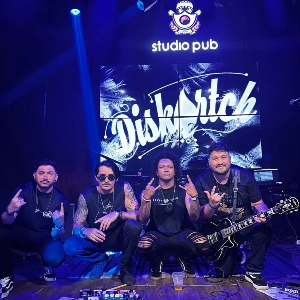 Banda Diskartch ensaiando para o novo single 'Alcatraz', com membros em ação.