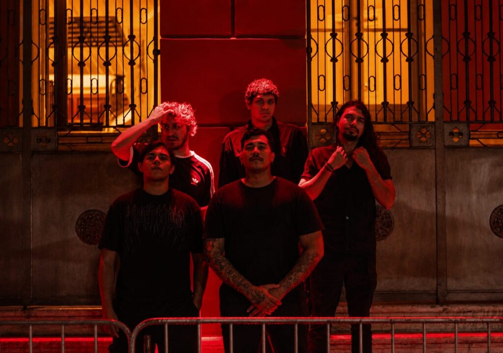 A banda Karmezin se apresenta ao vivo, transmitindo emoção por meio de sua música.