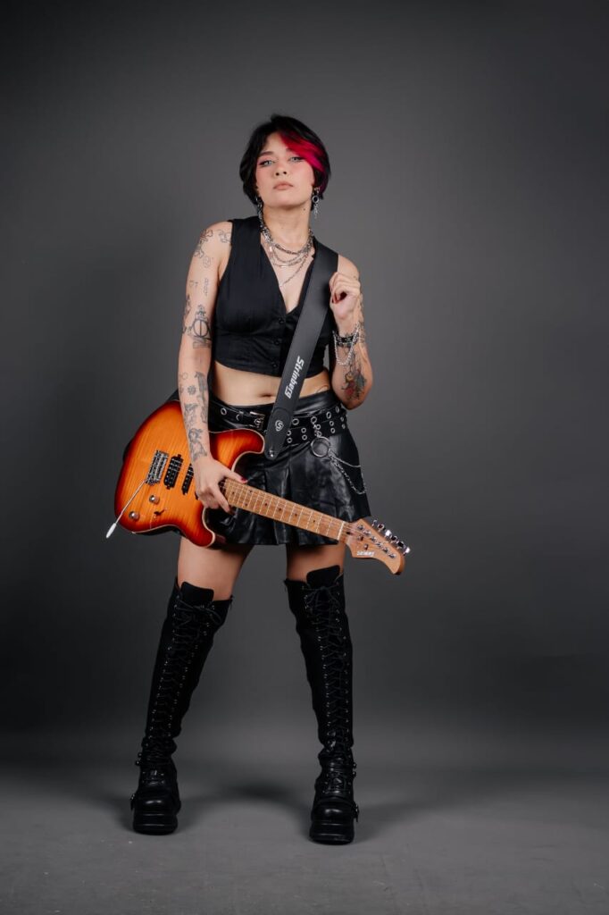 Aline Alves, cantora que mistura brega e rock, se apresentando ao vivo em Belém.