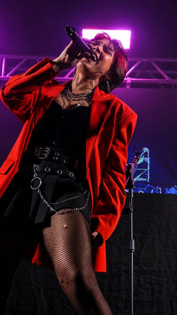 Aline Alves, cantora que mistura brega e rock, se apresentando ao vivo em Belém.