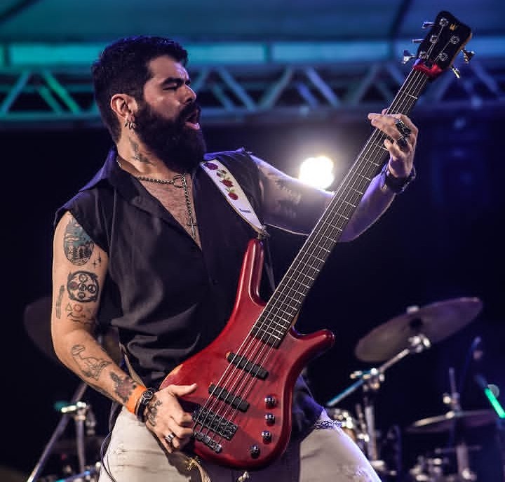 Aline Alves, cantora que mistura brega e rock, se apresentando ao vivo em Belém.