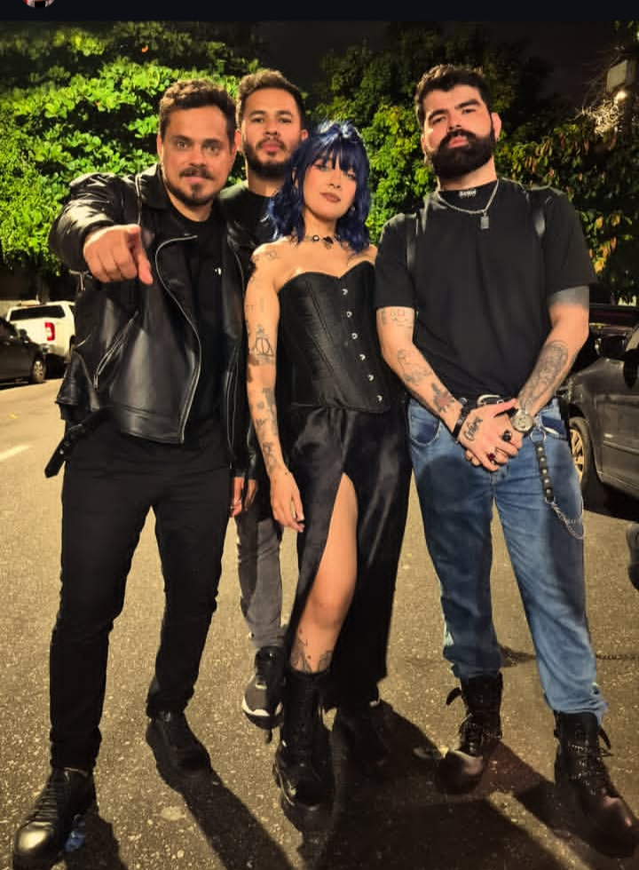 Aline Alves, cantora que mistura brega e rock, se apresentando ao vivo em Belém.