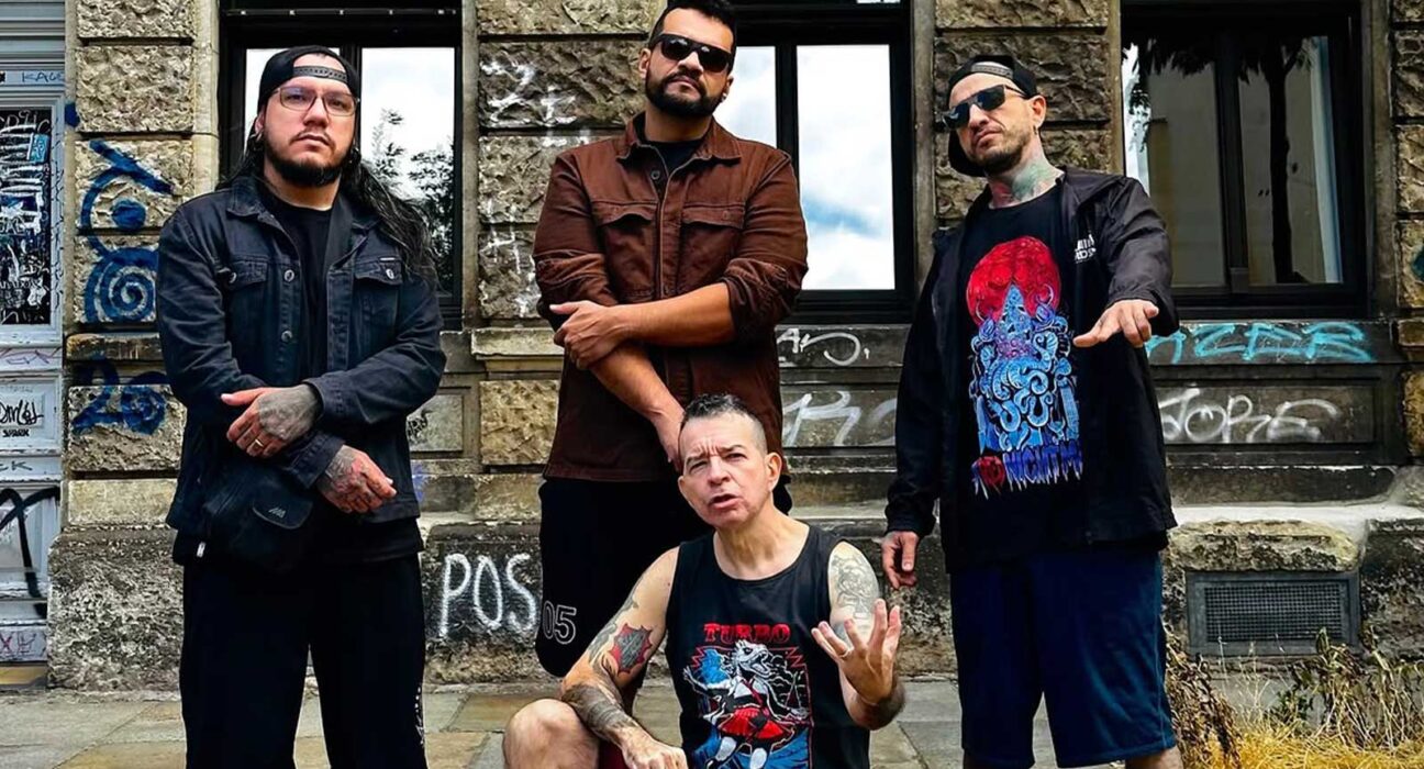 Banda Delinquentes posa na Alemanha a frete o vocalista Jaime Katarro