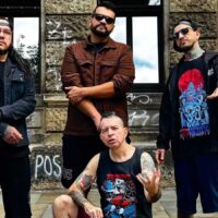 Banda Delinquentes posa na Alemanha a frete o vocalista Jaime Katarro