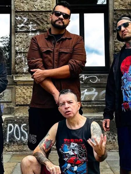 Banda Delinquentes posa na Alemanha a frete o vocalista Jaime Katarro