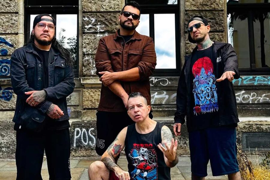 Banda Delinquentes posa na Alemanha a frete o vocalista Jaime Katarro