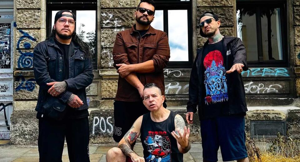 Banda Delinquentes posa na Alemanha a frete o vocalista Jaime Katarro