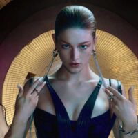 Hunter Schafer em Blade Runner 2099, mostrando um futuro distópico com replicantes.