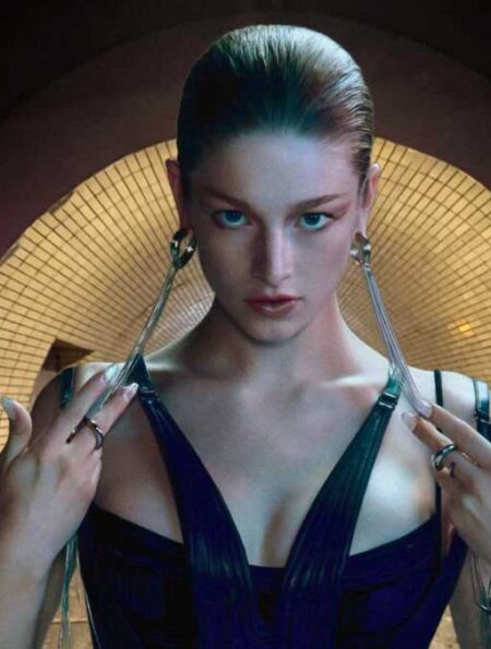 Hunter Schafer em Blade Runner 2099, mostrando um futuro distópico com replicantes.