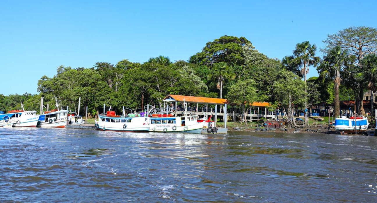 Ilha de Cotijuba em Belém, destacando a natureza exuberante onde ocorrerá a FLICOTI.