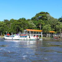Ilha de Cotijuba em Belém, destacando a natureza exuberante onde ocorrerá a FLICOTI.