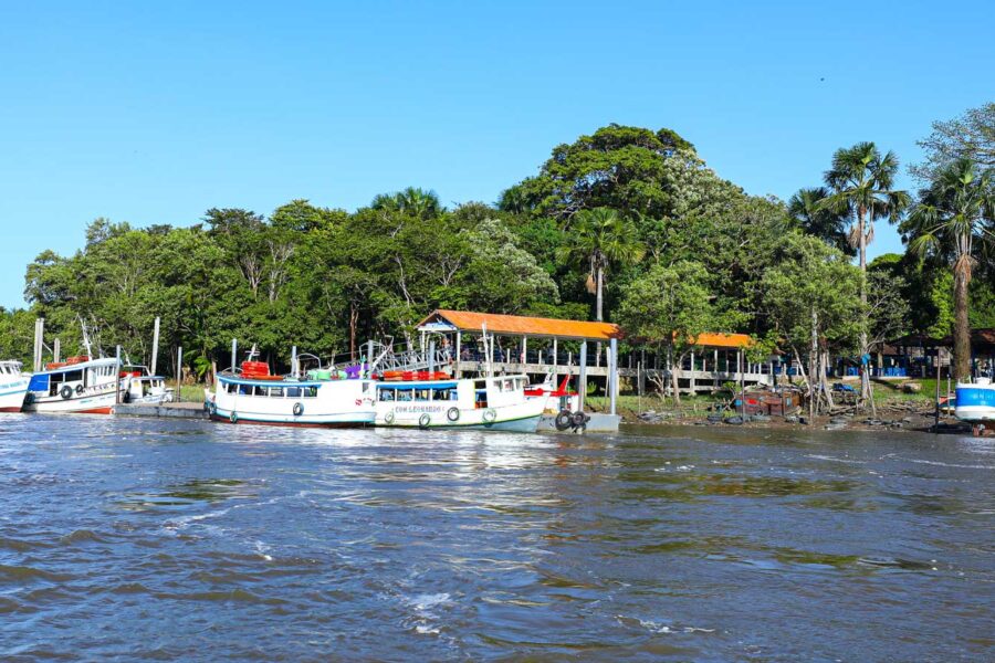 Ilha de Cotijuba em Belém, destacando a natureza exuberante onde ocorrerá a FLICOTI.