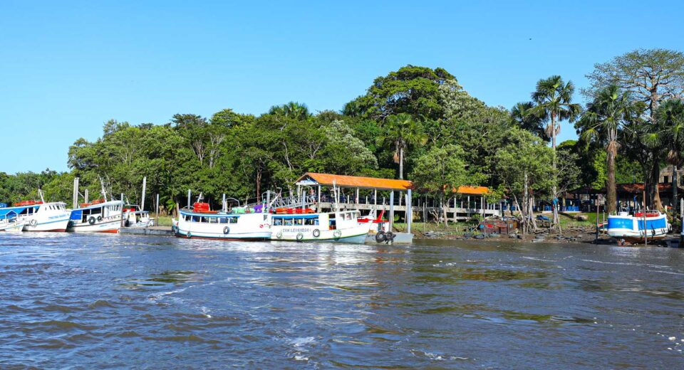 Ilha de Cotijuba em Belém, destacando a natureza exuberante onde ocorrerá a FLICOTI.
