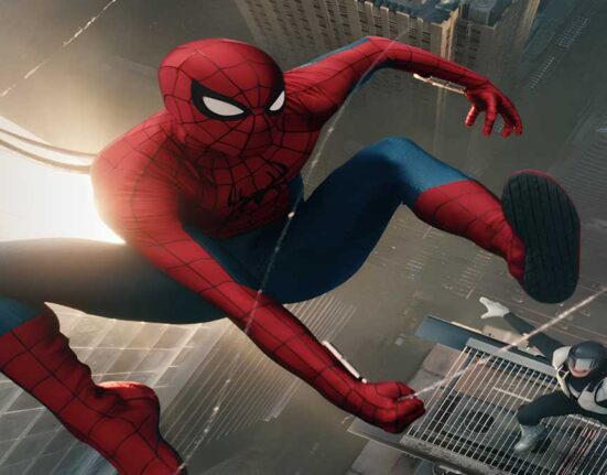 Homem aranha salta ente prédios de Manhathan.