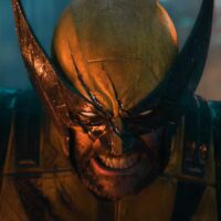 Close no rosto rústico de Wolverine em um ambiente cinemático de PS5.