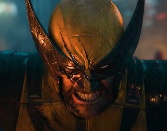 Close no rosto rústico de Wolverine em um ambiente cinemático de PS5.