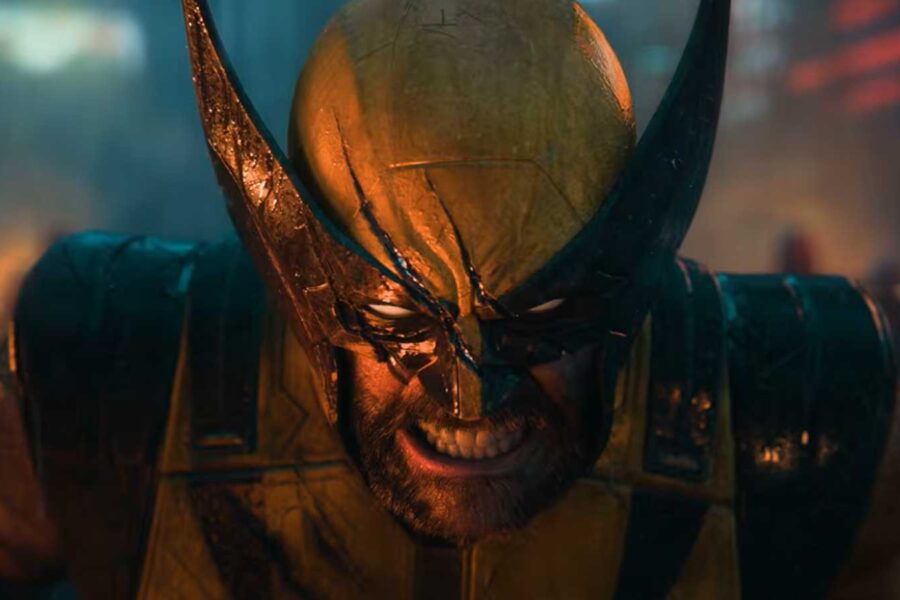 Close no rosto rústico de Wolverine em um ambiente cinemático de PS5.