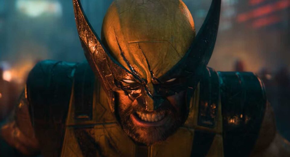 Close no rosto rústico de Wolverine em um ambiente cinemático de PS5.