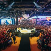 Contagem regressiva CCXP26 com foco em palcos e cosplays.