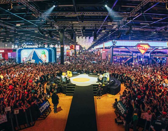 Contagem regressiva CCXP26 com foco em palcos e cosplays.