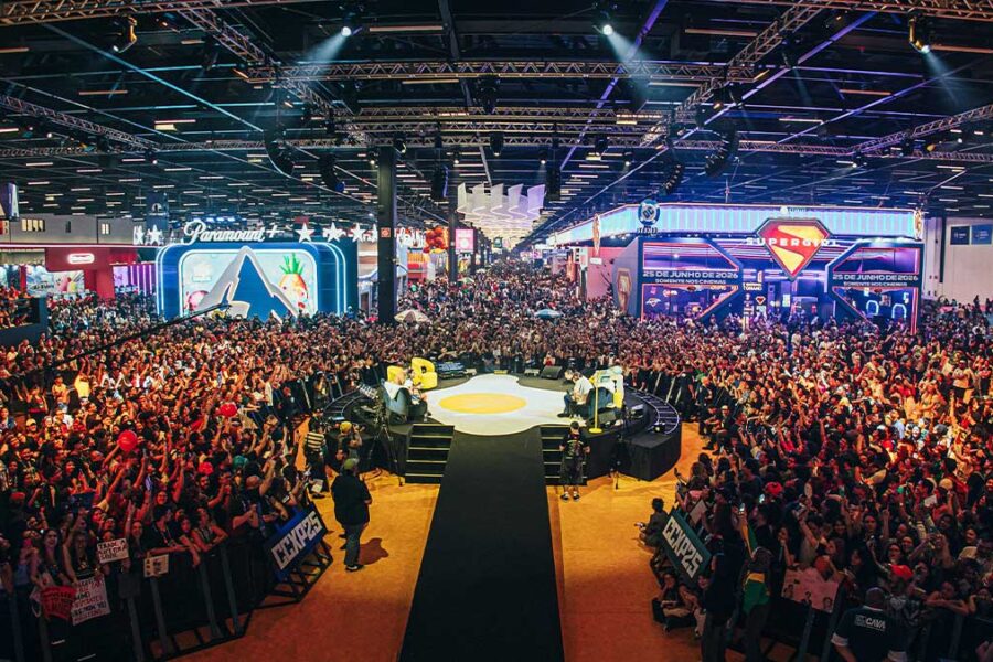 Contagem regressiva CCXP26 com foco em palcos e cosplays.