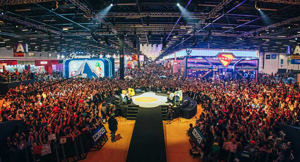 Contagem regressiva CCXP26 com foco em palcos e cosplays.