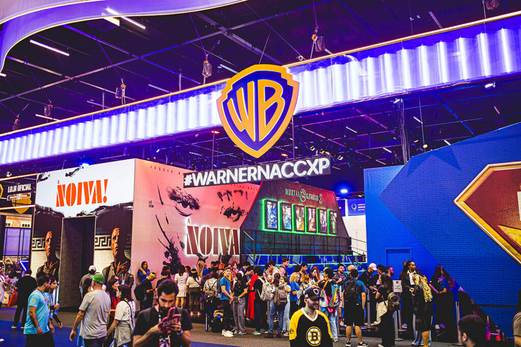 Contagem regressiva CCXP26 com foco em palcos e cosplays.