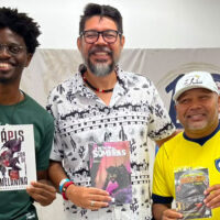 Autores Anderson Shon, Leonardo Dressant e Preto Michel posam com suas obras em mãos