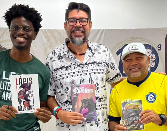 Autores Anderson Shon, Leonardo Dressant e Preto Michel posam com suas obras em mãos