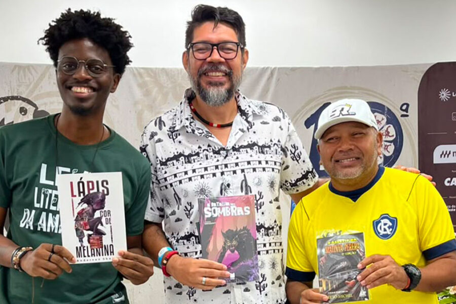 Autores Anderson Shon, Leonardo Dressant e Preto Michel posam com suas obras em mãos