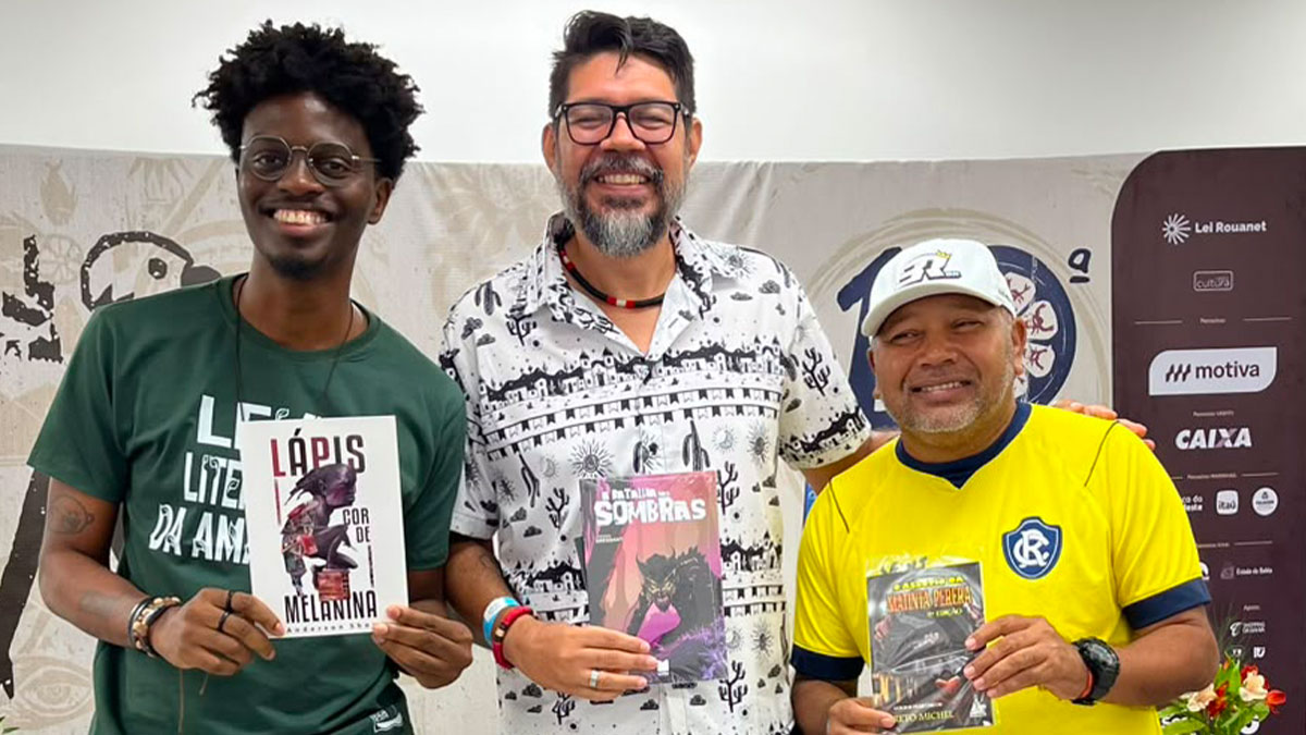 Autores Anderson Shon, Leonardo Dressant e Preto Michel posam com suas obras em mãos