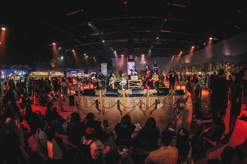 Contagem regressiva CCXP26 com foco em palcos e cosplays.