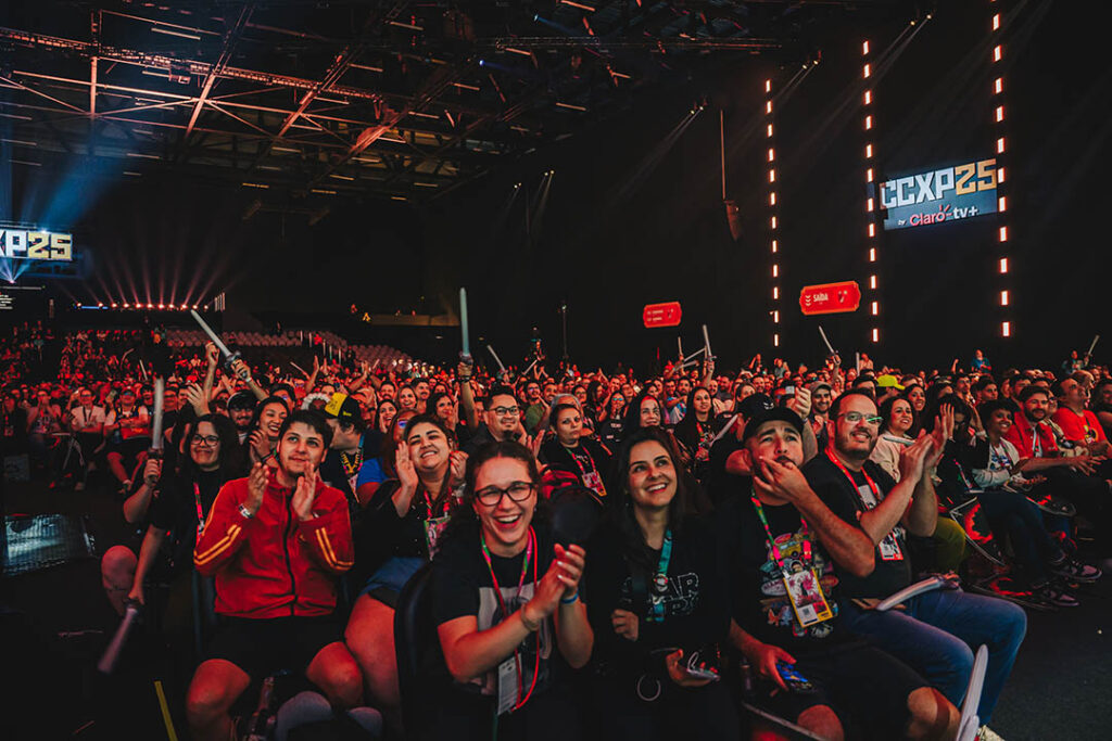 Contagem regressiva CCXP26 com foco em palcos e cosplays.