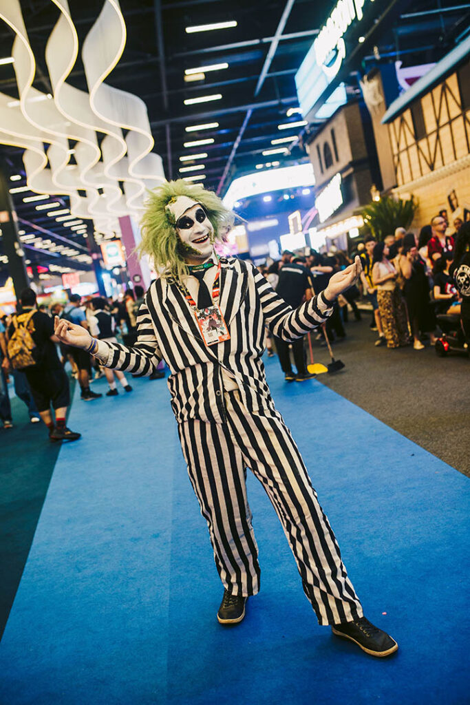 Contagem regressiva CCXP26 com foco em palcos e cosplays.