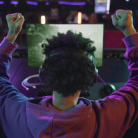 Imagem de um gamer em jogos online.