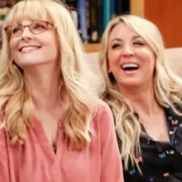 Kaley Cuoco e Melissa Rauch como novas versões de Penny e Bernadette em Stuart Não Consegue Salvar o Universo.