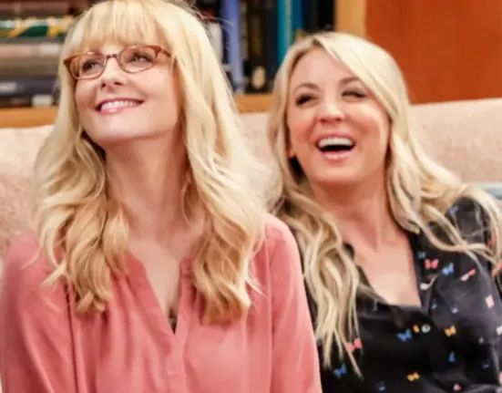 Kaley Cuoco e Melissa Rauch como novas versões de Penny e Bernadette em Stuart Não Consegue Salvar o Universo.