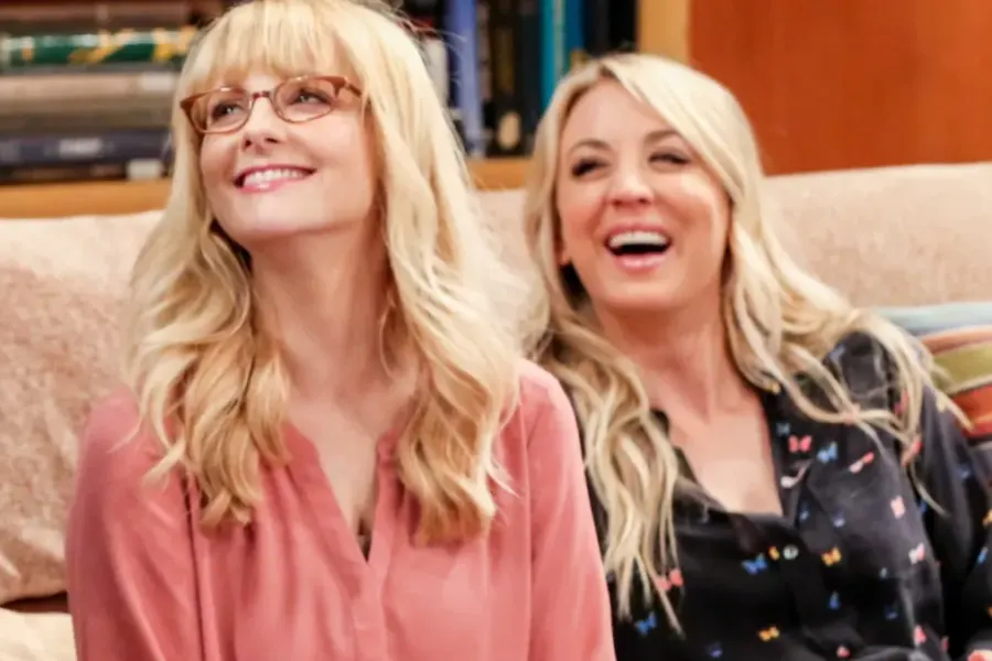 Kaley Cuoco e Melissa Rauch como novas versões de Penny e Bernadette em Stuart Não Consegue Salvar o Universo.