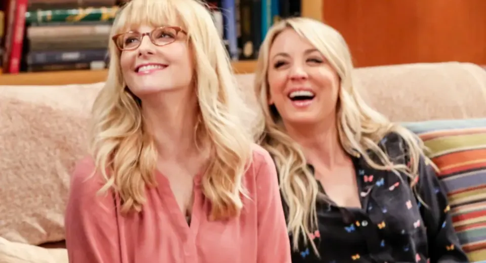 Kaley Cuoco e Melissa Rauch como novas versões de Penny e Bernadette em Stuart Não Consegue Salvar o Universo.