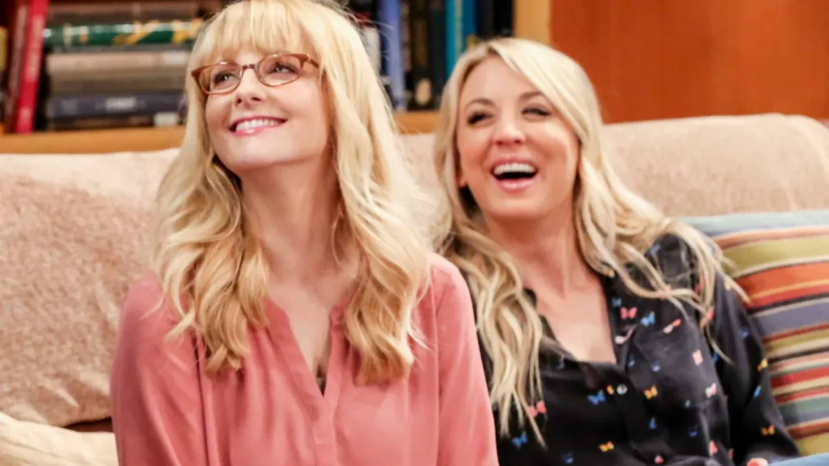 Kaley Cuoco e Melissa Rauch como novas versões de Penny e Bernadette em Stuart Não Consegue Salvar o Universo.