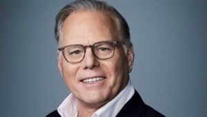 CEO da Warner Bros. Discovery comenta o futuro do DCU após desempenho de Supergirl