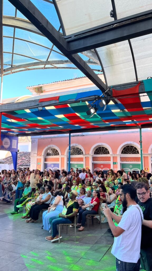 Leonardo Dressant e Preto Michel discutindo literatura na Flipelô 2026 em Salvador.