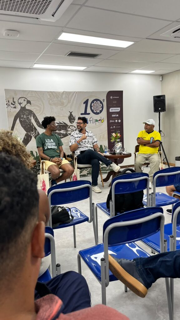 Leonardo Dressant e Preto Michel discutindo literatura na Flipelô 2026 em Salvador.