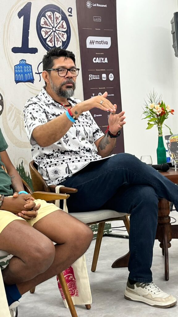 Leonardo Dressant e Preto Michel discutindo literatura na Flipelô 2026 em Salvador.