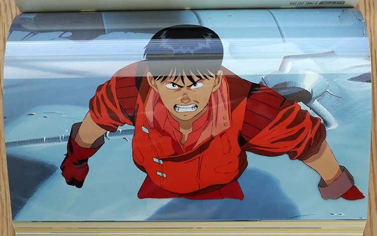 Cena icônica do filme Akira, revelando a estética cyberpunk e o movimento.